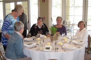 Members at Brenham Country Club enjoy dinner